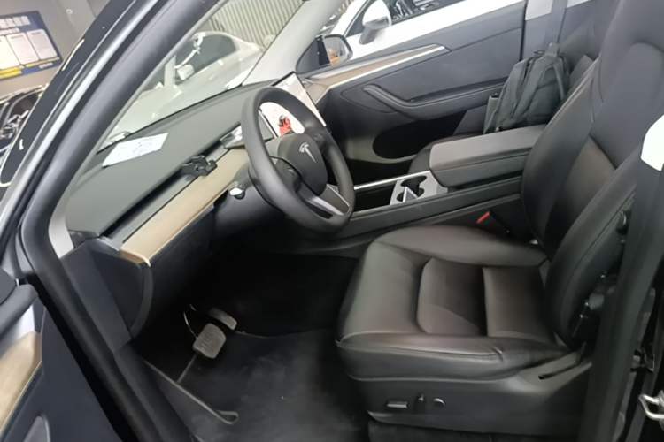 Used Tesla Model Y 2021 Standard Range Rear-Wheel Drive Version Left Front Seat