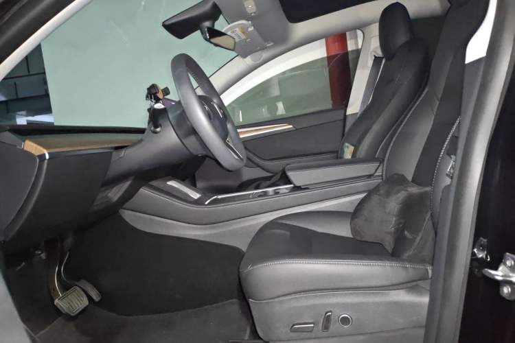 Used Tesla Model Y 2021 Standard Range Rear-Wheel Drive Version Left Front Seat