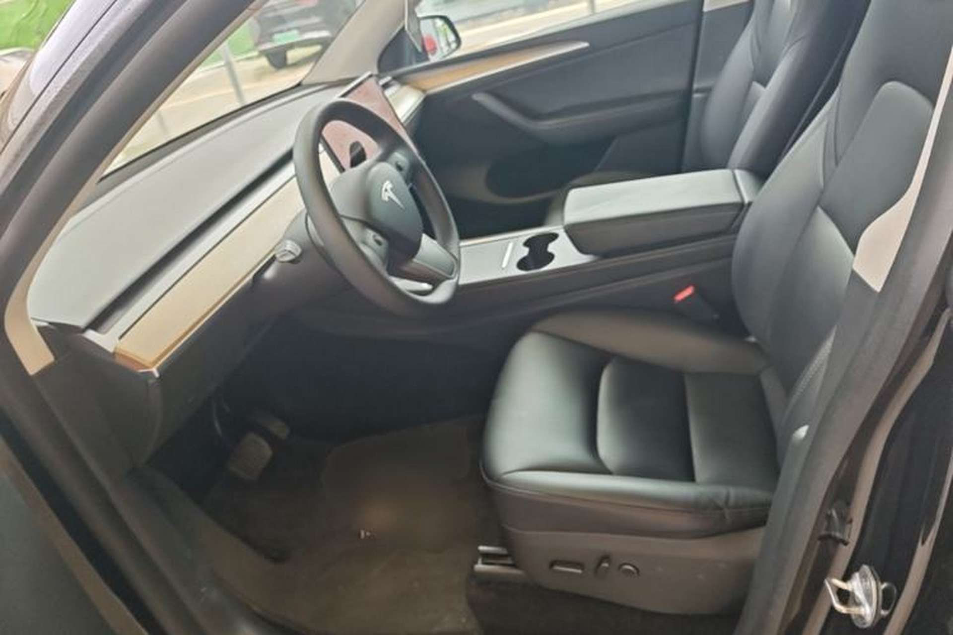 Used Tesla Model Y 2021 Standard Range Rear-Wheel Drive Version Left Front Seat