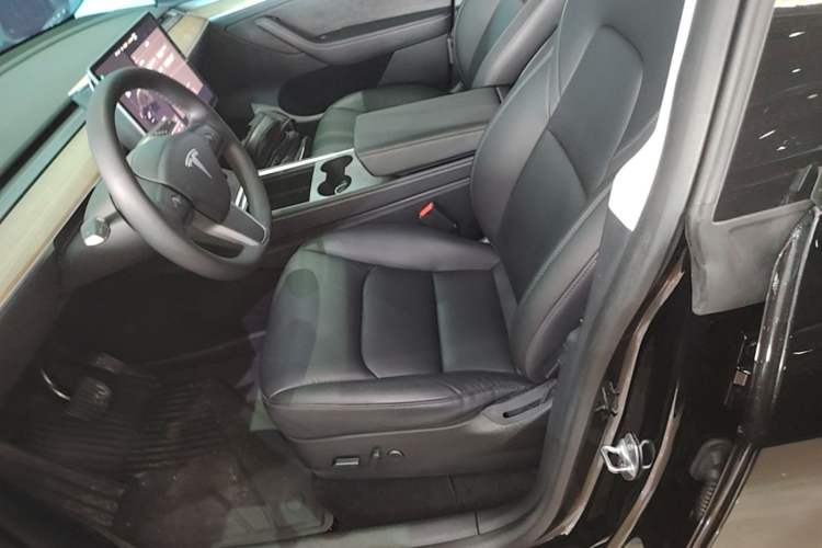 Used Tesla Model Y 2021 Standard Range Rear-Wheel Drive Version Left Front Seat