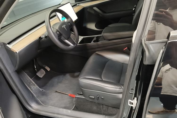 Used Tesla Model Y 2021 Standard Range Rear-Wheel Drive Version Left Front Seat