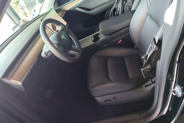 Used Tesla Model Y 2021 Standard Range Rear-Wheel Drive Version Left Front Seat