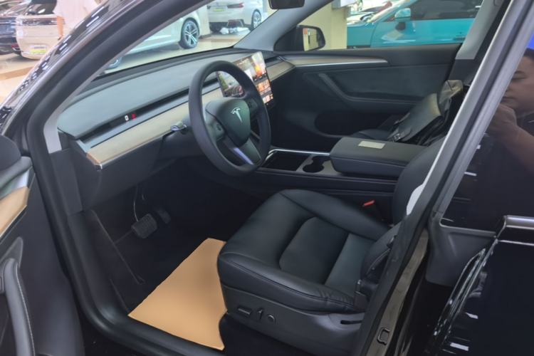 Used Tesla Model Y 2021 Standard Range Rear-Wheel Drive Version Left Front Seat