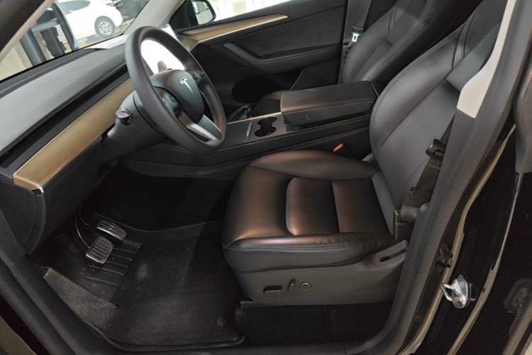 Used Tesla Model Y 2021 Standard Range Rear-Wheel Drive Version Left Front Seat