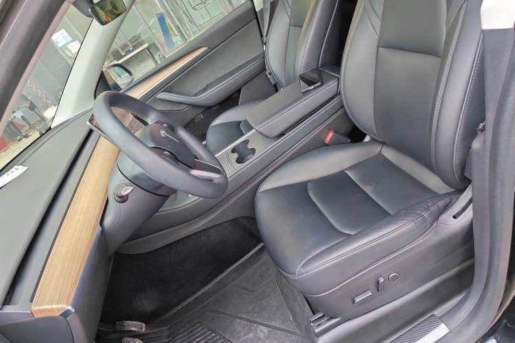 Used Tesla Model Y 2021 Standard Range Rear-Wheel Drive Version Left Front Seat