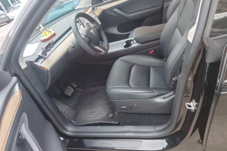 Used Tesla Model Y 2021 Standard Range Rear-Wheel Drive Version Left Front Seat