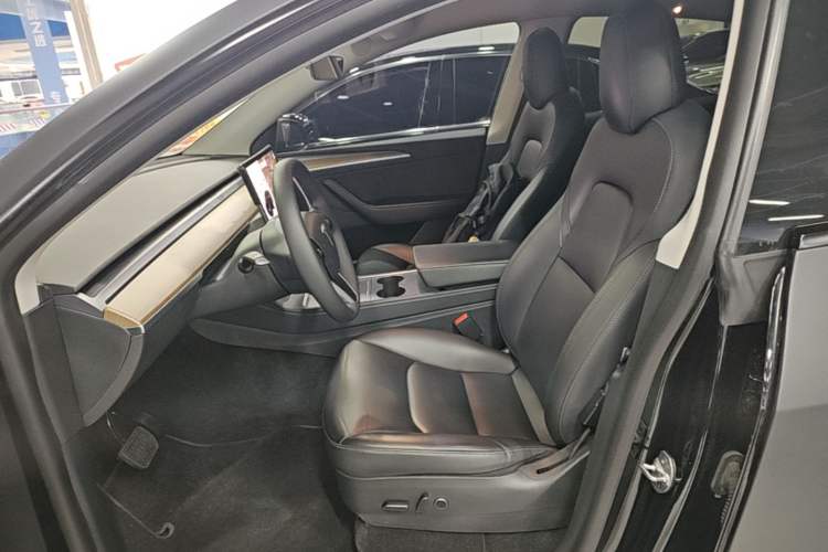 Used Tesla Model Y 2021 Standard Range Rear-Wheel Drive Version Left Front Seat