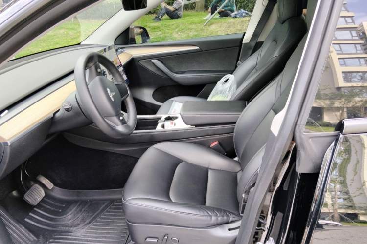 Used Tesla Model Y 2021 Standard Range Rear-Wheel Drive Version Left Front Seat