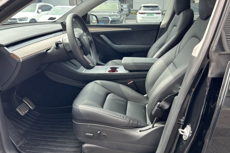 Used Tesla Model Y 2021 Standard Range Rear-Wheel Drive Version Left Front Seat