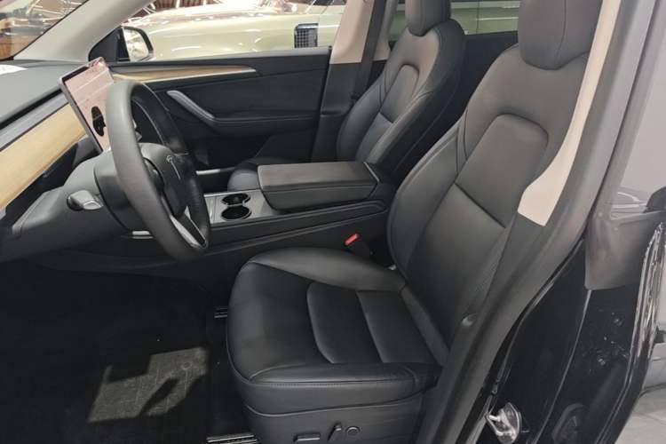 Used Tesla Model Y 2021 Standard Range Rear-Wheel Drive Version Left Front Seat