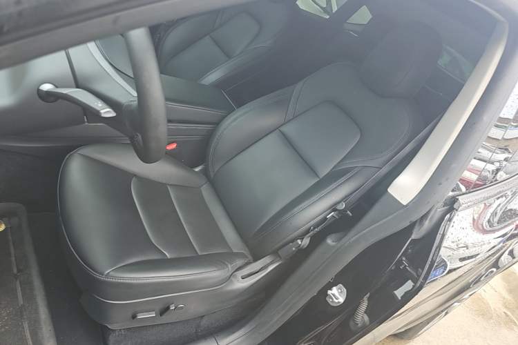 Used Tesla Model Y 2021 Standard Range Rear-Wheel Drive Version Left Front Seat