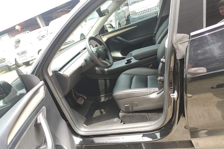 Used Tesla Model Y 2021 Standard Range Rear-Wheel Drive Version Left Front Seat