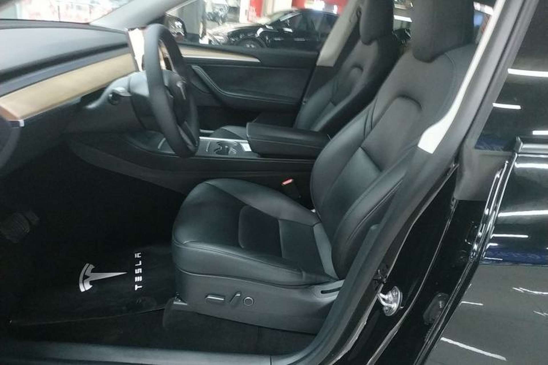 Used Tesla Model Y 2021 Standard Range Rear-Wheel Drive Version Left Front Seat