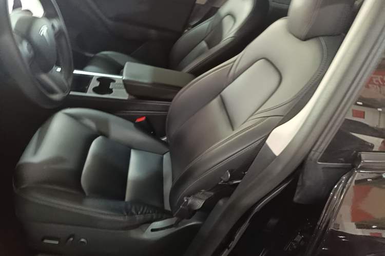 Used Tesla Model Y 2021 Standard Range Rear-Wheel Drive Version Left Front Seat