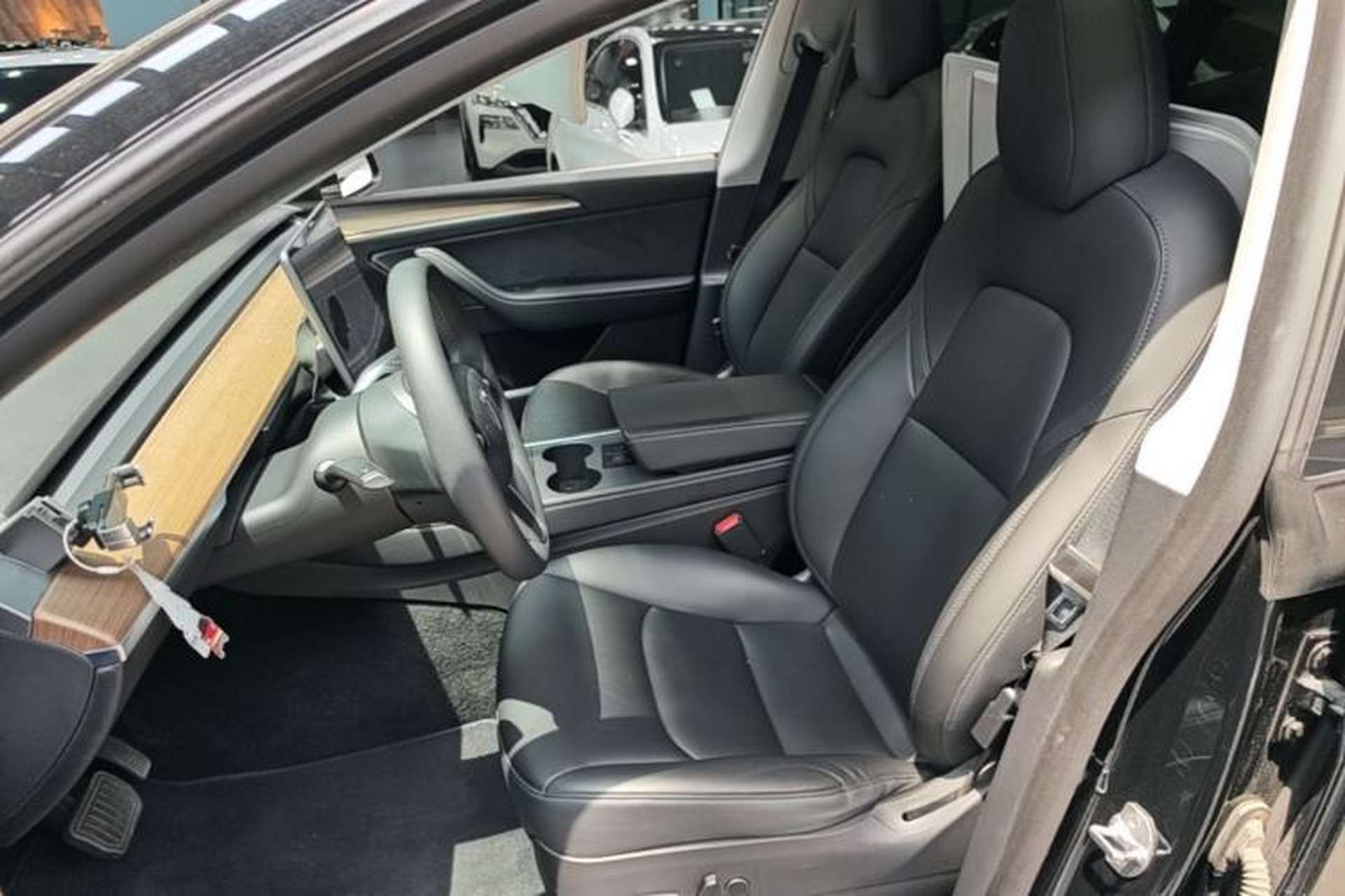 Used Tesla Model Y 2021 Standard Range Rear-Wheel Drive Version Left Front Seat