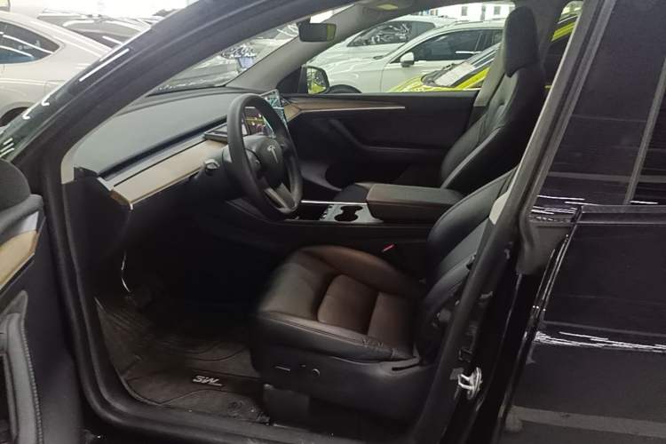 Used Tesla Model Y 2021 Standard Range Rear-Wheel Drive Version Left Front Seat