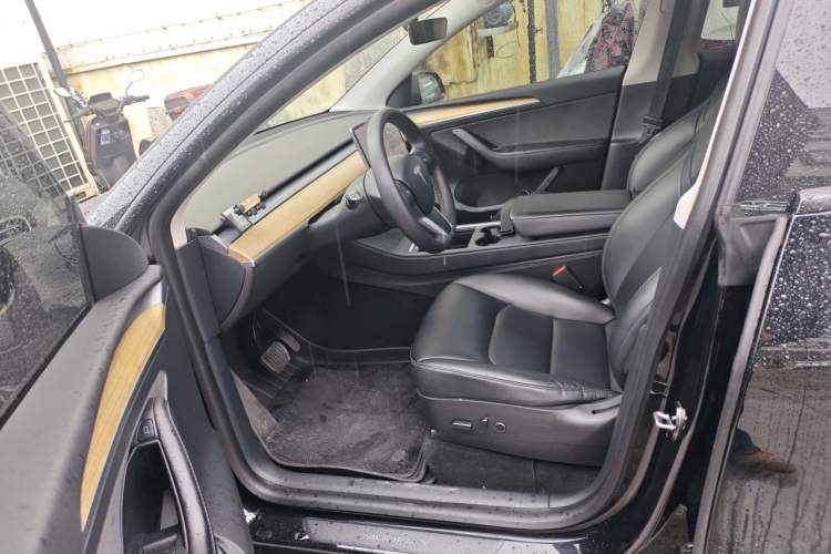 Used Tesla Model Y 2021 Standard Range Rear-Wheel Drive Version Left Front Seat