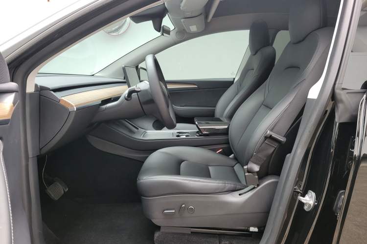 Used Tesla Model Y 2021 Standard Range Rear-Wheel Drive Version Left Front Seat
