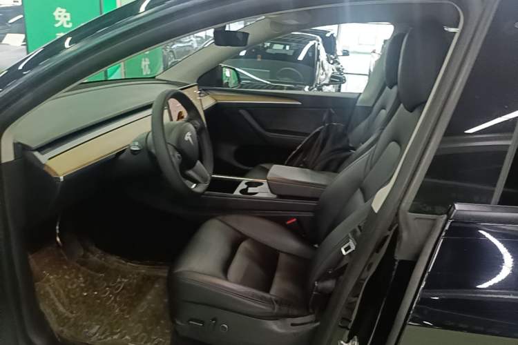 Used Tesla Model Y 2021 Standard Range Rear-Wheel Drive Version Left Front Seat