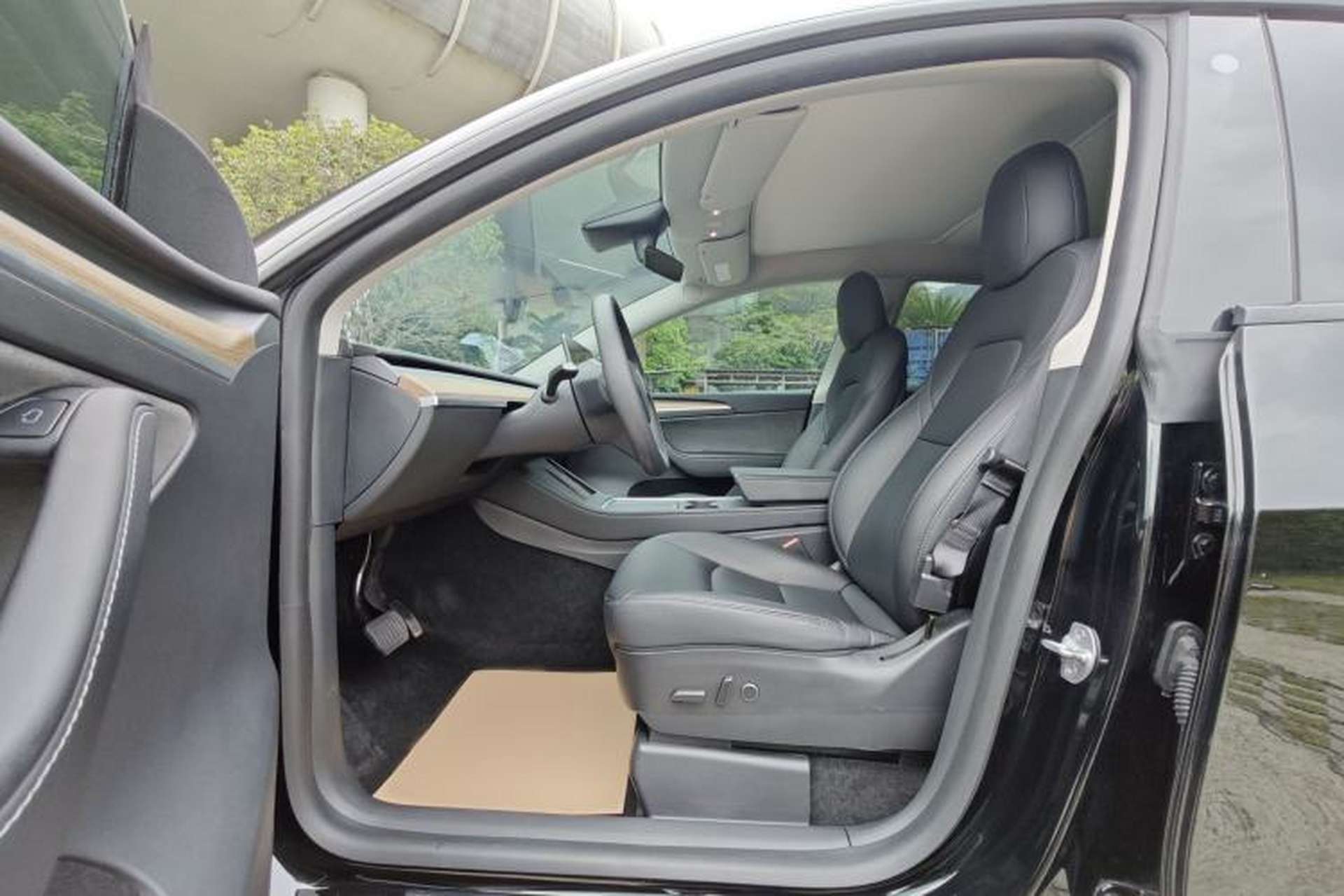 Used Tesla Model Y 2021 Standard Range Rear-Wheel Drive Version Left Front Seat