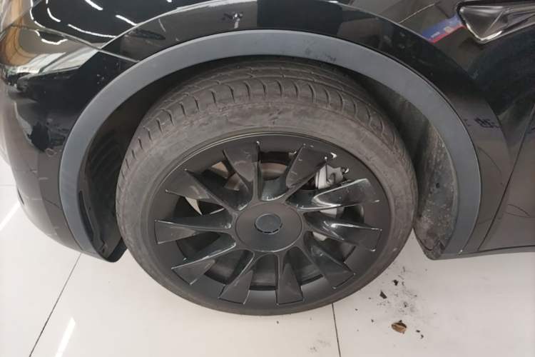 Used Tesla Model Y 2021 Long-Range All-Wheel-Drive Version Left Front Wheel Hub