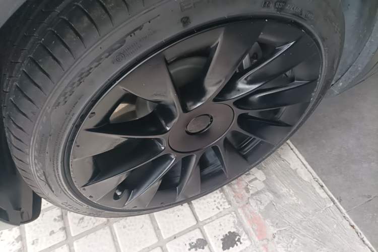 Used Tesla Model Y 2021 Standard Range Rear-Wheel Drive Version Left Front Wheel Hub