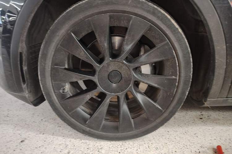 Used Tesla Model Y 2021 Long-Range All-Wheel-Drive Version Left Front Wheel Hub