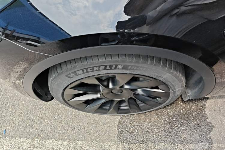 Used Tesla Model Y 2021 Long-Range All-Wheel-Drive Version Left Front Wheel Hub
