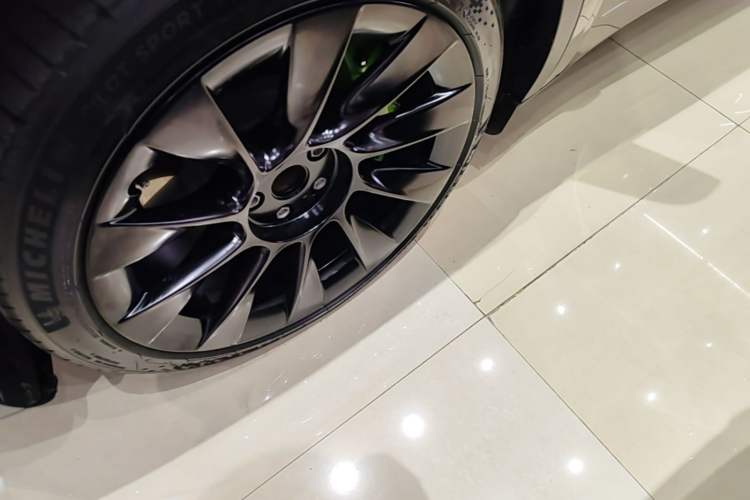Used Tesla Model Y 2021 Standard Range Rear-Wheel Drive Version Left Front Wheel Hub