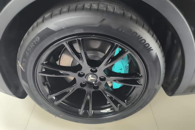 Used Tesla Model Y 2021 Standard Range Rear-Wheel Drive Version Left Front Wheel Hub