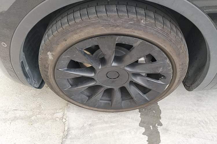 Used Tesla Model Y 2021 Standard Range Rear-Wheel Drive Version Left Front Wheel Hub