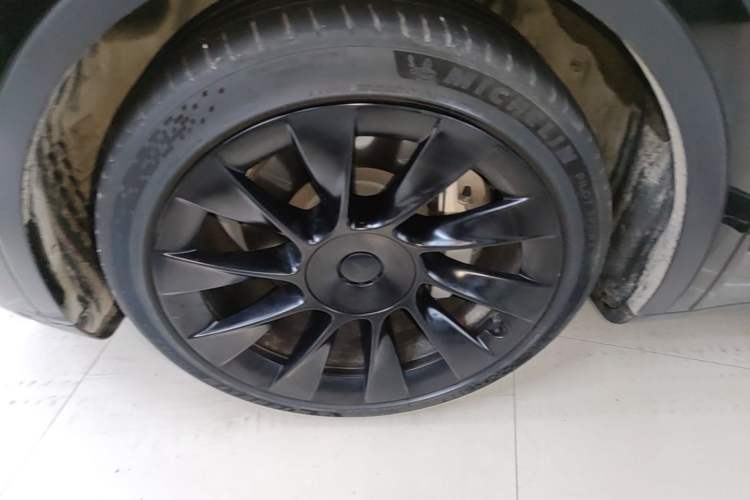 Used Tesla Model Y 2021 Standard Range Rear-Wheel Drive Version Left Front Wheel Hub