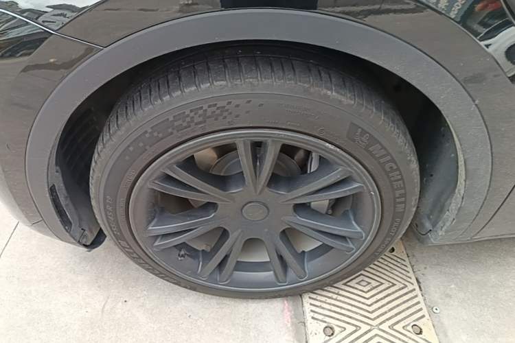 Used Tesla Model Y 2021 Standard Range Rear-Wheel Drive Version Left Front Wheel Hub