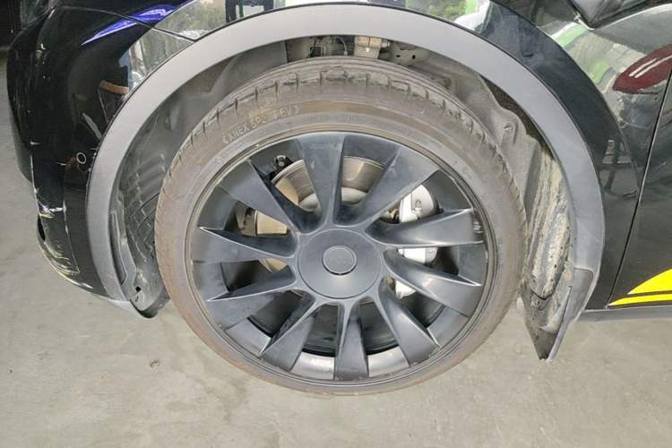 Used Tesla Model Y 2021 Standard Range Rear-Wheel Drive Version Left Front Wheel Hub