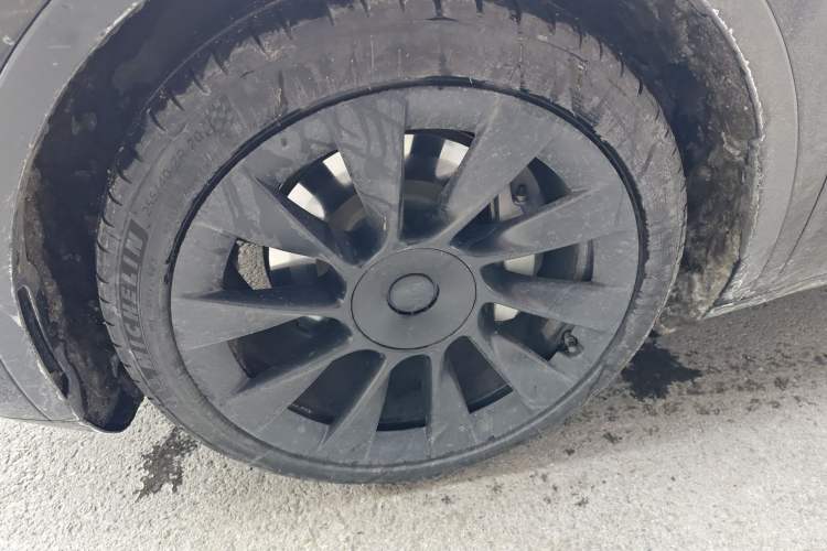 Used Tesla Model Y 2021 Long-Range All-Wheel-Drive Version Left Front Wheel Hub