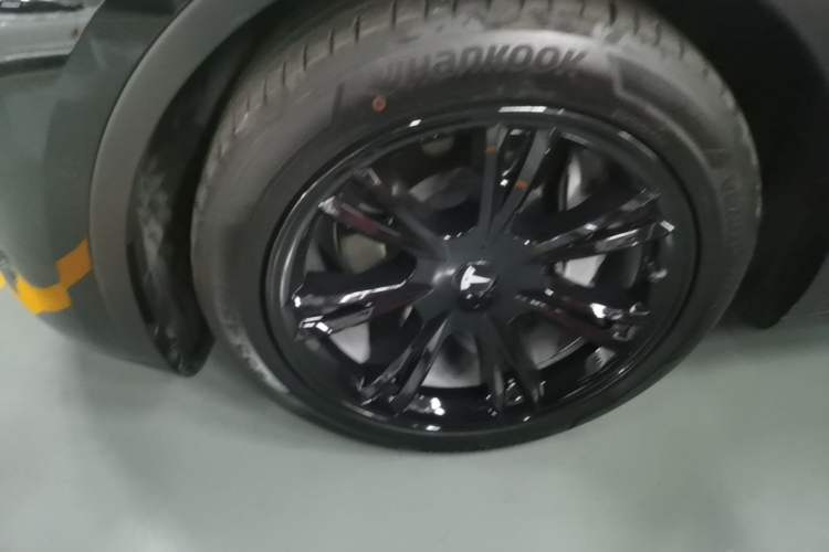 Used Tesla Model Y 2021 Long-Range All-Wheel-Drive Version Left Front Wheel Hub