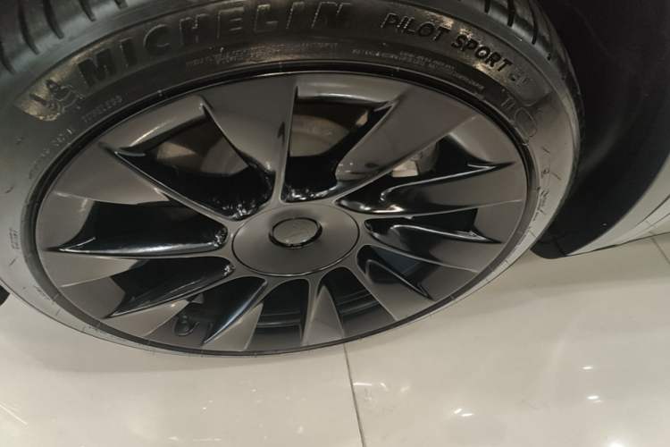 Used Tesla Model Y 2021 Standard Range Rear-Wheel Drive Version Left Front Wheel Hub