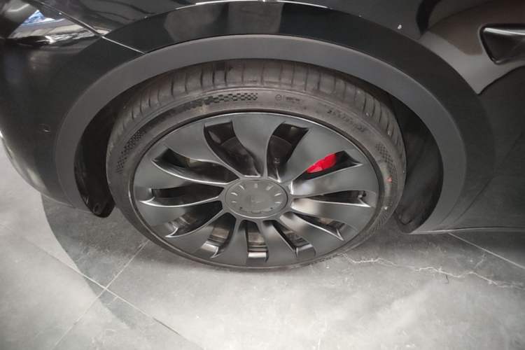 Used Tesla Model Y 2021 Performance High-Performance All-Wheel-Drive Version Left Front Wheel Hub