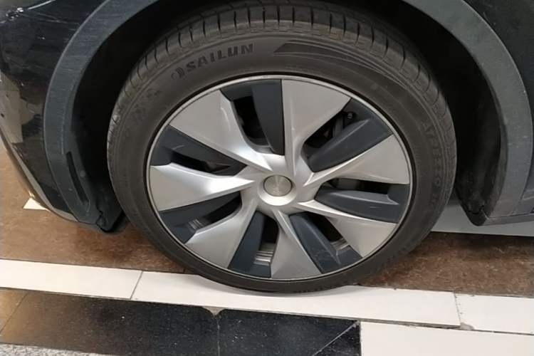 Used Tesla Model Y 2021 Long-Range All-Wheel-Drive Version Left Front Wheel Hub
