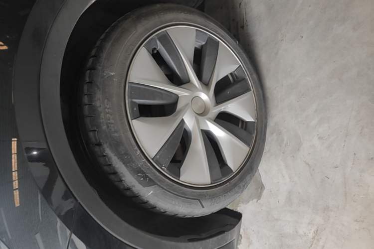 Used Tesla Model Y 2021 Standard Range Rear-Wheel Drive Version Left Front Wheel Hub