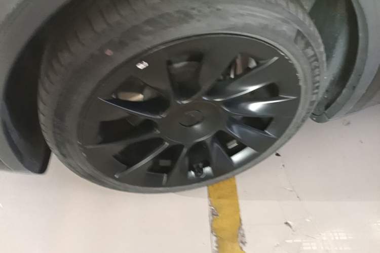 Used Tesla Model Y 2021 Standard Range Rear-Wheel Drive Version Left Front Wheel Hub