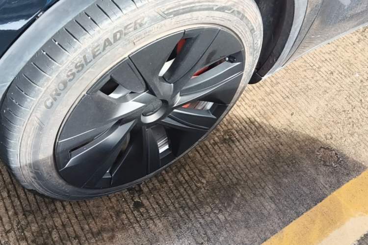 Used Tesla Model Y 2021 Standard Range Rear-Wheel Drive Version Left Front Wheel Hub
