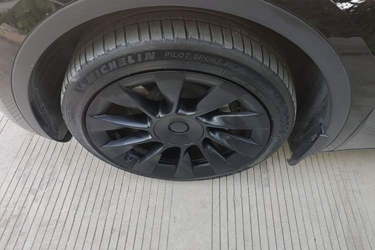 Used Tesla Model Y 2021 Standard Range Rear-Wheel Drive Version Left Front Wheel Hub