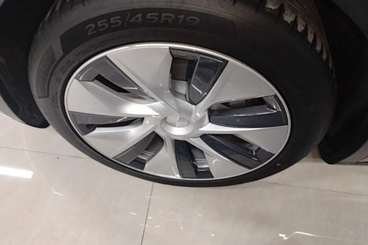 Used Tesla Model Y 2021 Long-Range All-Wheel-Drive Version Left Front Wheel Hub