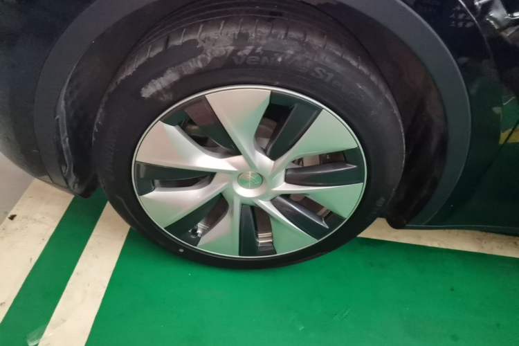 Used Tesla Model Y 2021 Standard Range Rear-Wheel Drive Version Left Front Wheel Hub