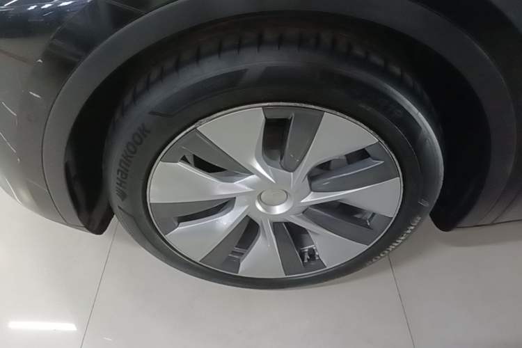 Used Tesla Model Y 2021 Standard Range Rear-Wheel Drive Version Left Front Wheel Hub