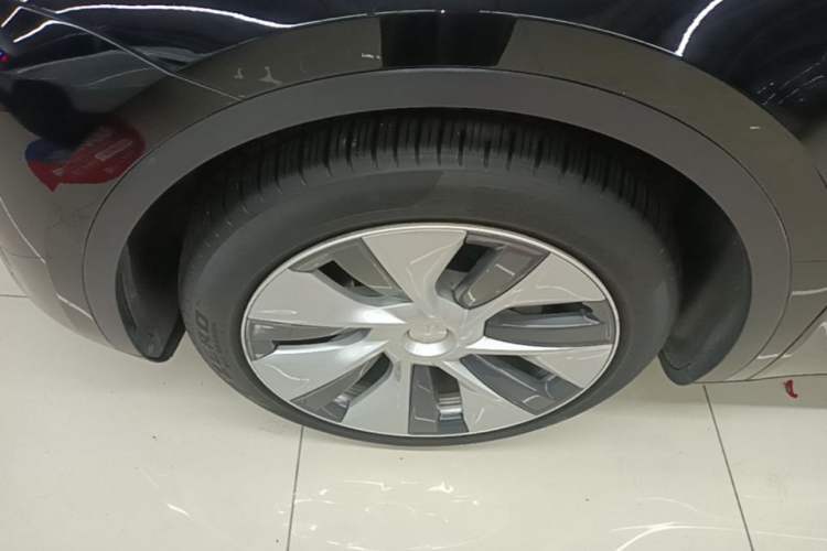 Used Tesla Model Y 2021 Long-Range All-Wheel-Drive Version 3D7 Left Front Wheel Hub