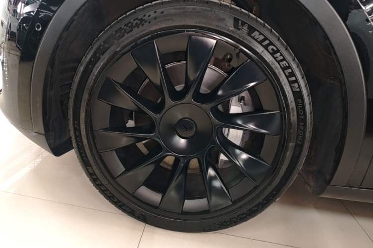 Used Tesla Model Y 2021 Standard Range Rear-Wheel Drive Version Left Front Wheel Hub