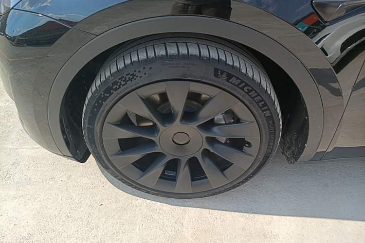 Used Tesla Model Y 2021 Standard Range Rear-Wheel Drive Version Left Front Wheel Hub