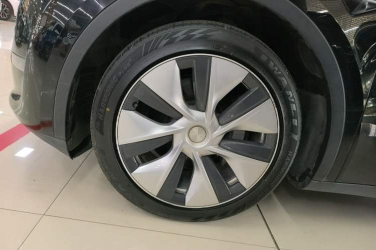Used Tesla Model Y 2021 Long-Range All-Wheel-Drive Version 3D7 Left Front Wheel Hub